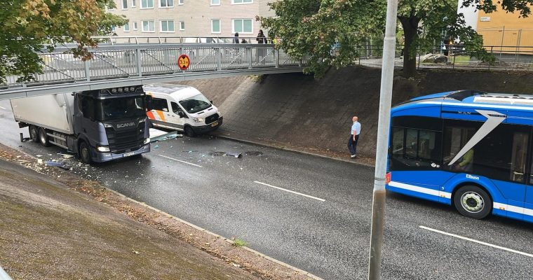 En lastbil har kört fast under en av gångbroarna på Rinkebystråket.