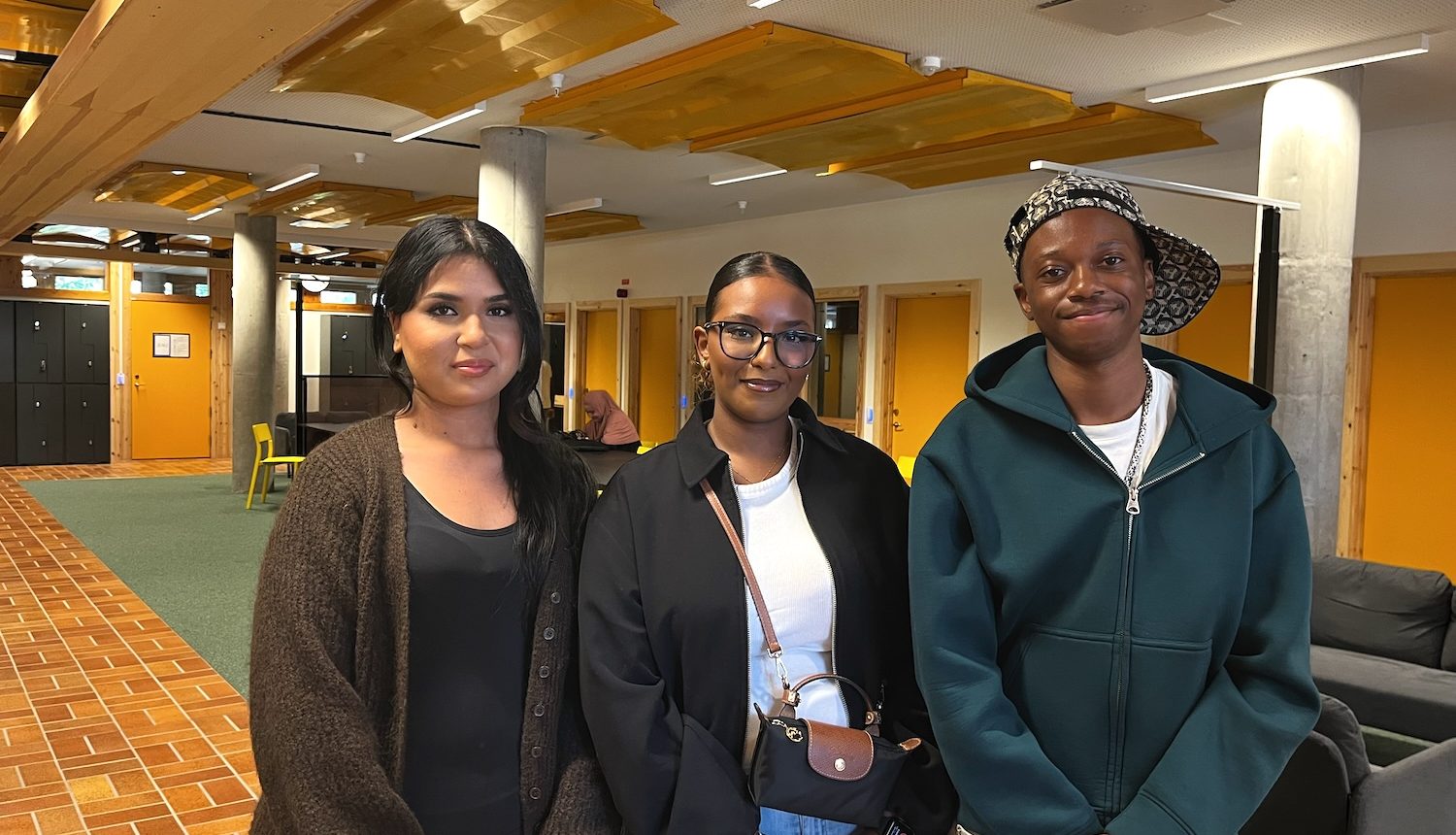 Tre unga elever i Järva gymnasium.