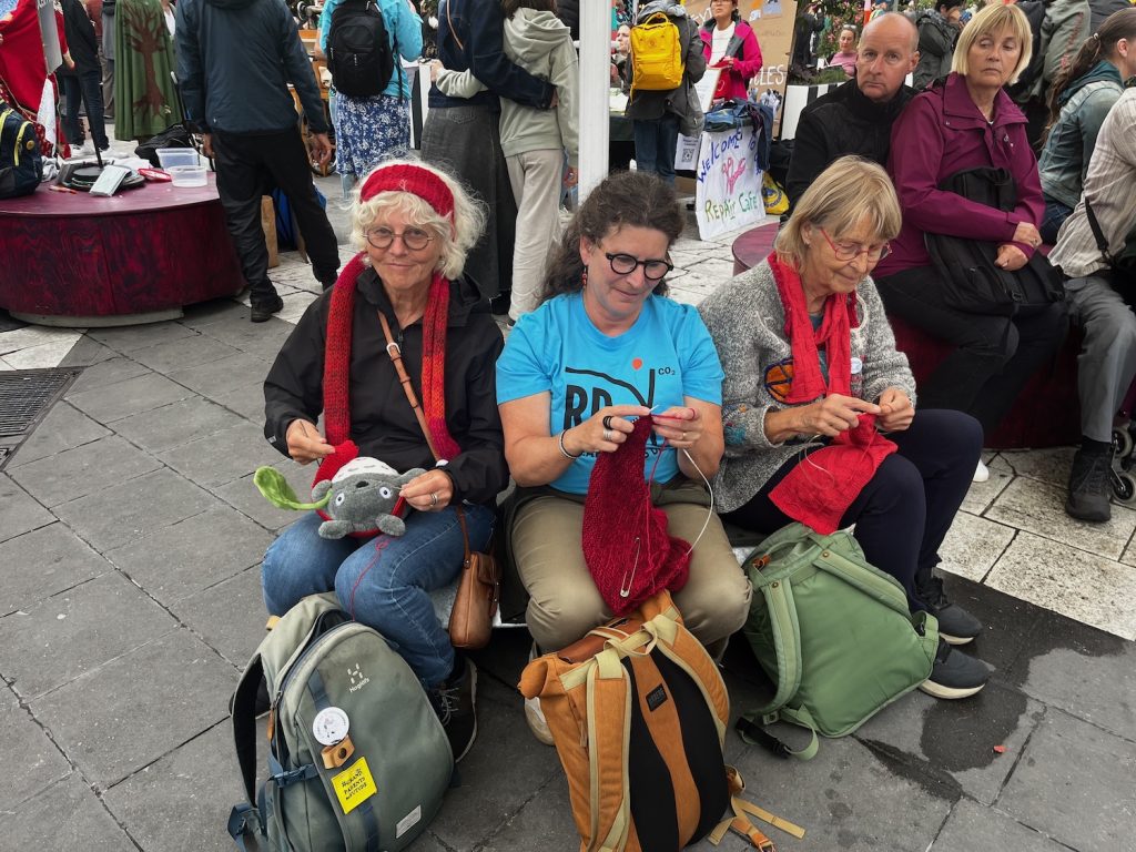 Tre kvinnor som sitter på Sergelst org och stickar.