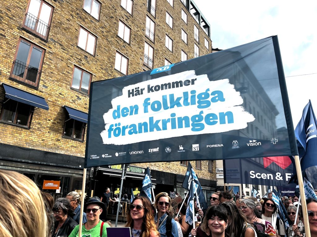 En banderoll med buskapet: Här kommer den folkliga förankringen.