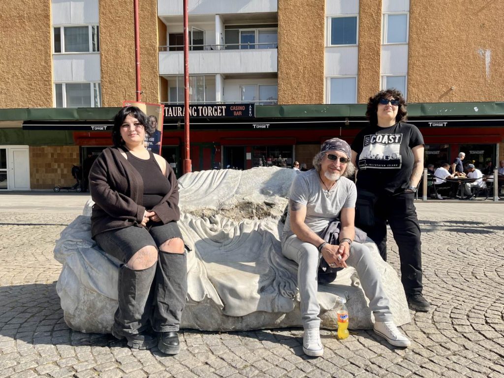 Stenhuggarna Katharina Stock, Basem Zammam och Manar Zammam.