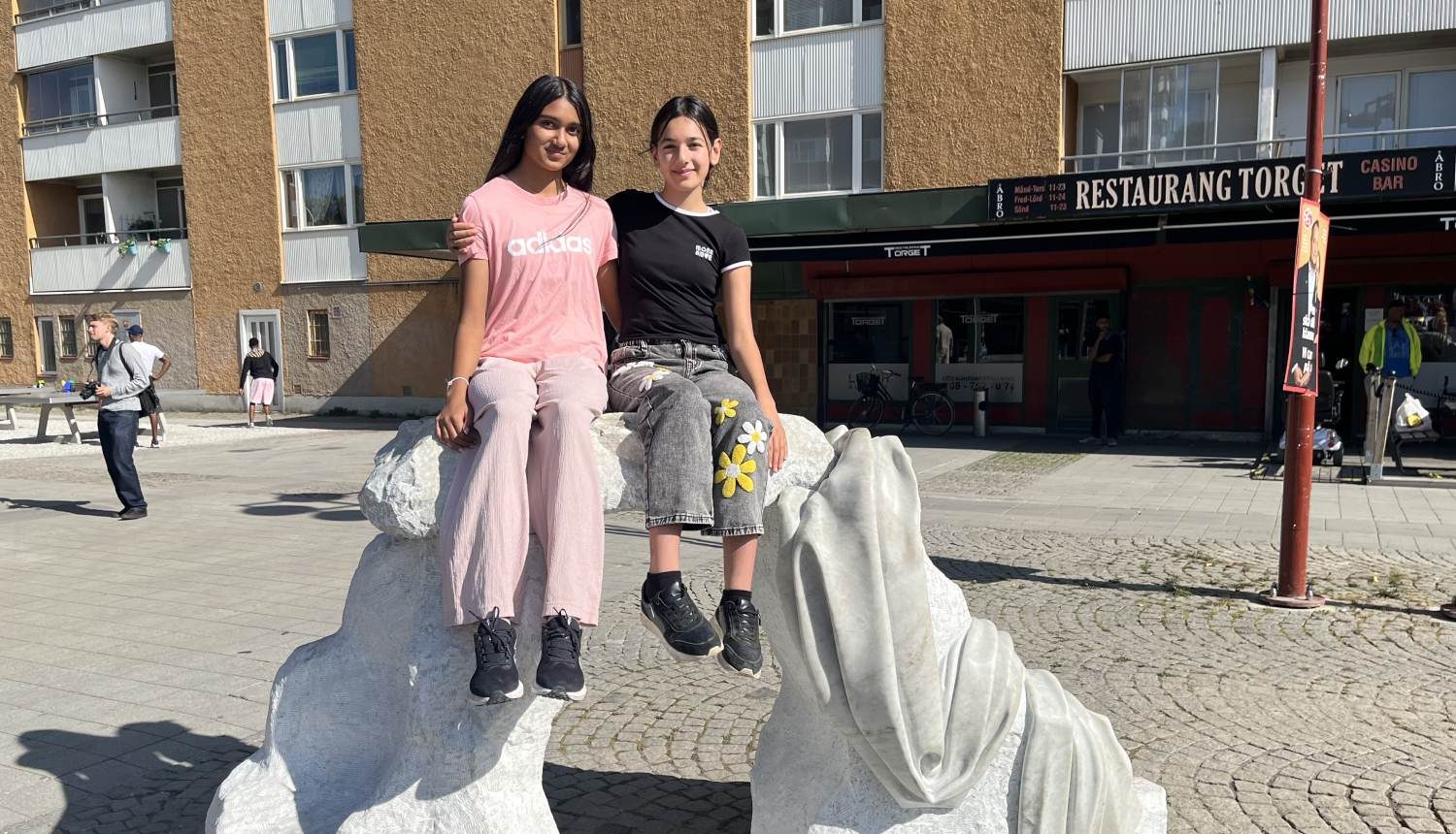 Jahnavi och Donya går i årskurs 6 på Akalla grundskola och är två eleverna som varit med och utformat skulpturerna på Akalla torg.