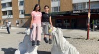 Jahnavi och Donya går i årskurs 6 på Akalla grundskola och är två eleverna som varit med och utformat skulpturerna på Akalla torg.