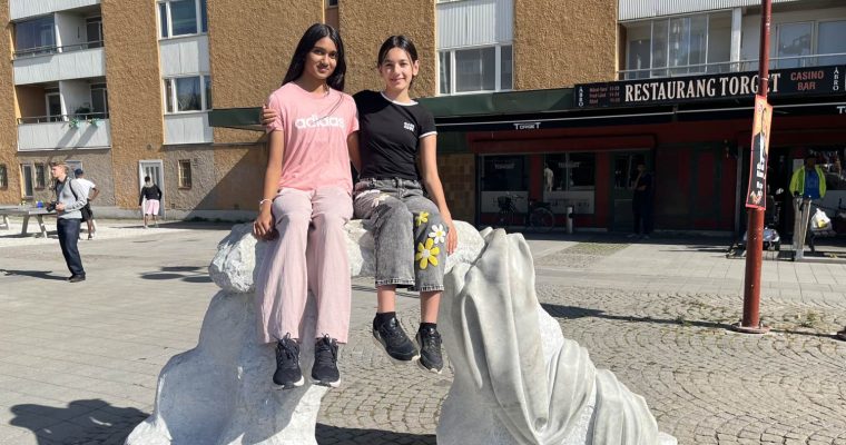 Jahnavi och Donya går i årskurs 6 på Akalla grundskola och är två eleverna som varit med och utformat skulpturerna på Akalla torg.