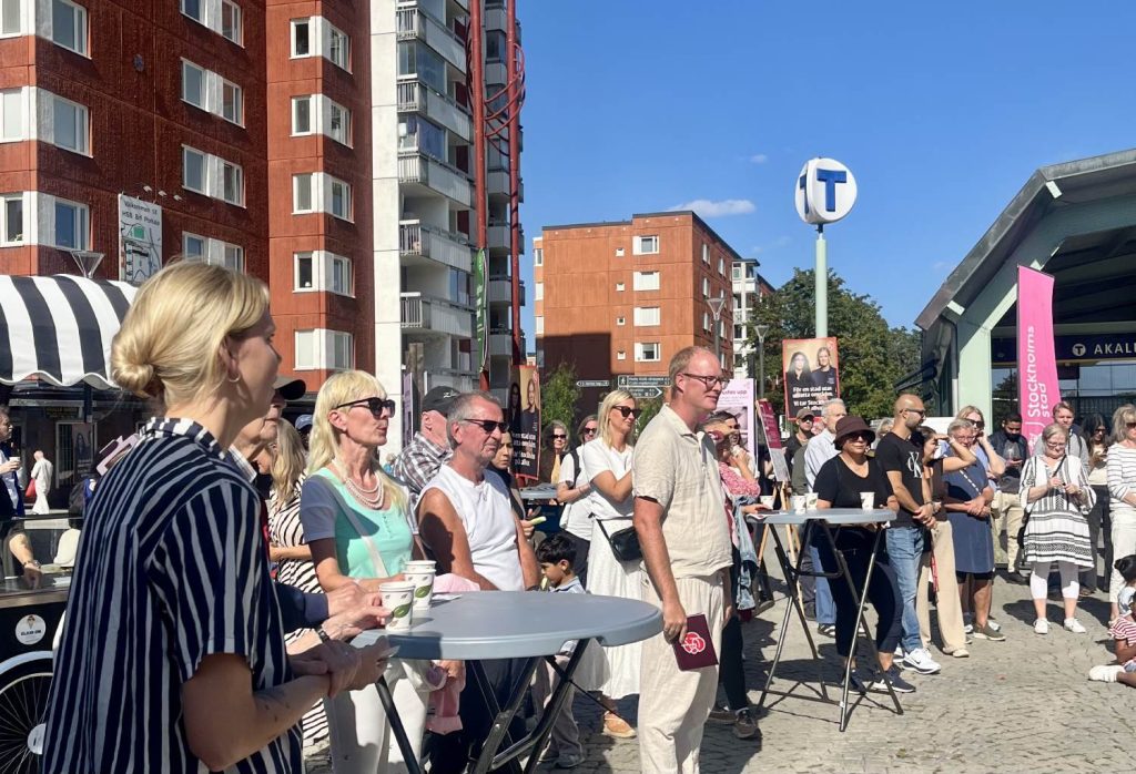 Anders Österberg (S) med flera på Akalla torg