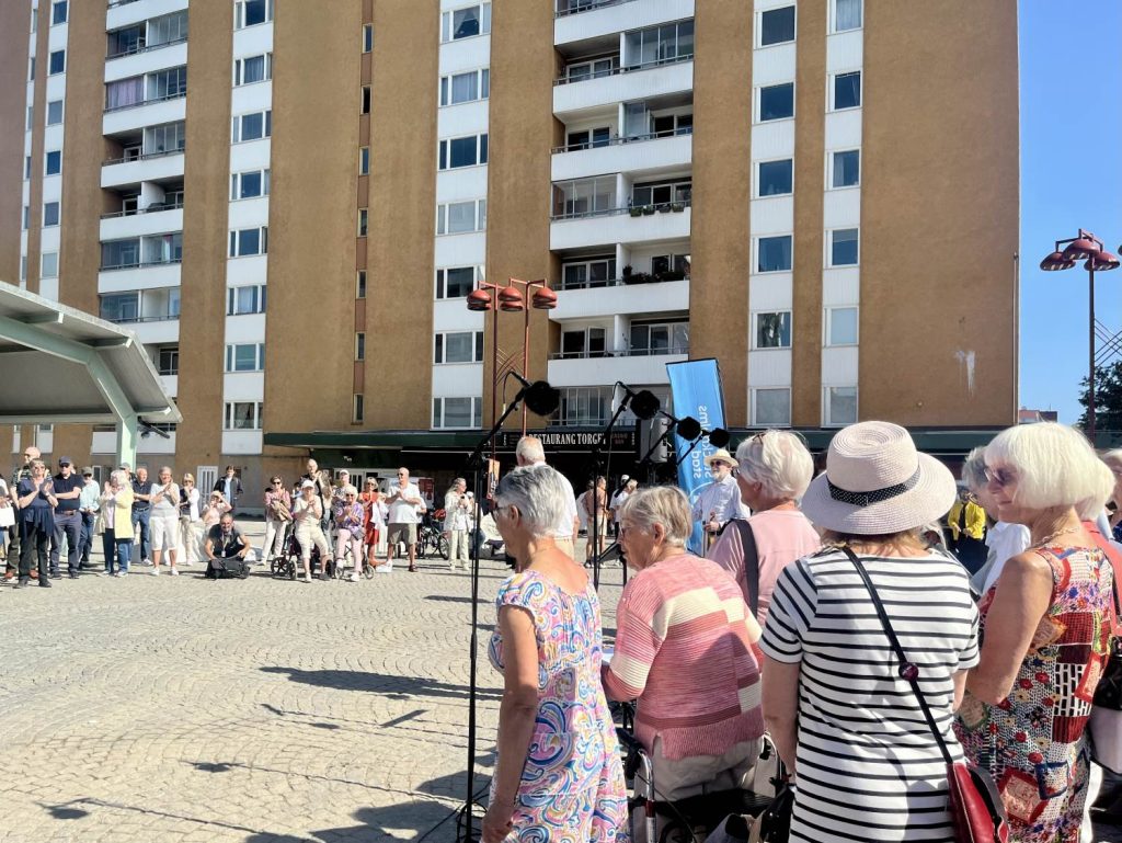 Pensionärskören PRO-tonerna uppträdde under invigningen.