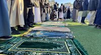 Några av Järvas muslimer, samlade för bön i samband med eidfirande.