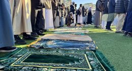 Några av Järvas muslimer, samlade för bön i samband med eidfirande.