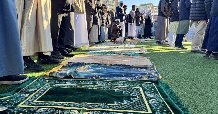Några av Järvas muslimer, samlade för bön i samband med eidfirande.