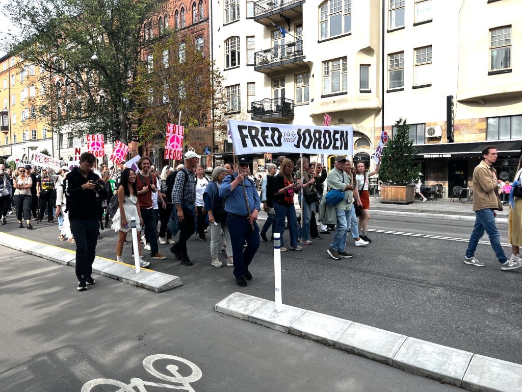 En banderoll i tåget med texten: Fred på och med jorden.