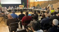 åhörare och politiska företrädare under ett nämndsammanträde