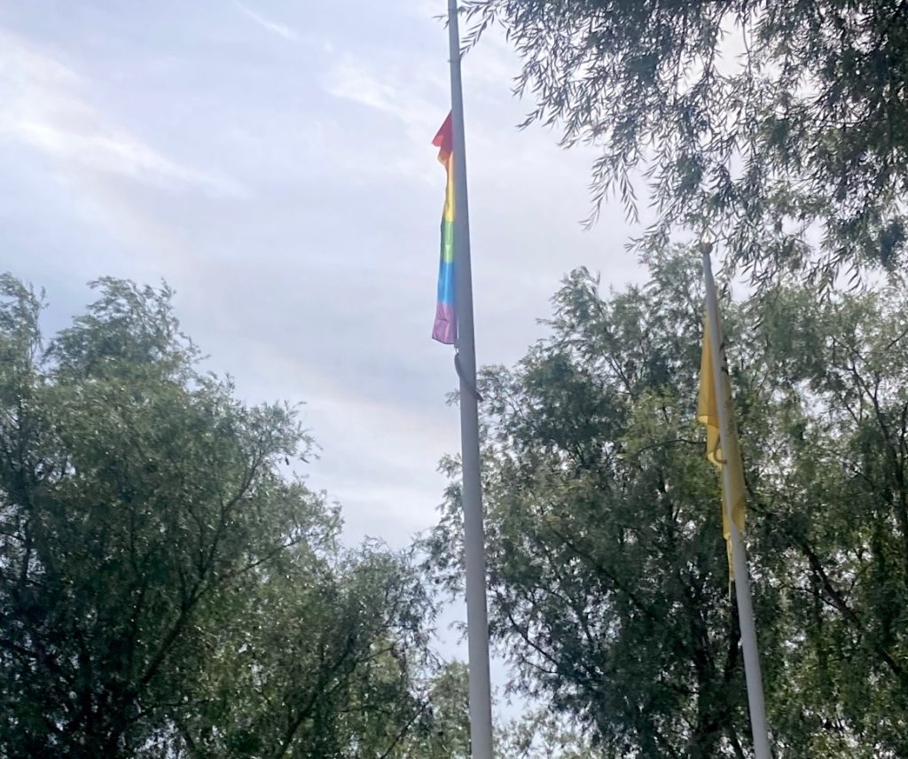 Bara en en smal remsa av prideflaggan hänger i flaggstången.
