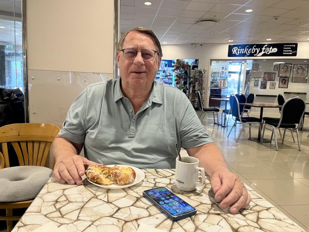 Tomas Beer med kaffe och wienerbröd på Café Romeo i RInkeby.