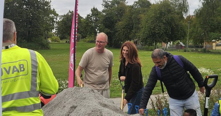 Anders Österberg och Emilia Bjuggren tog de första spadtagen.