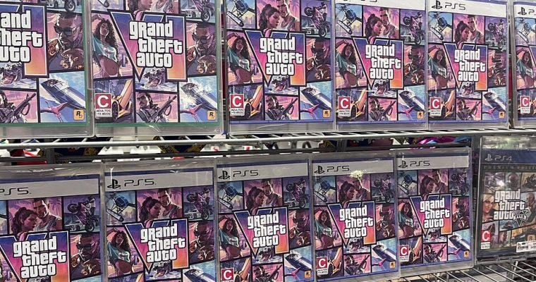 En hel vägg med hyllor med spelet GTA.