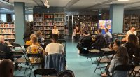 boksamtal mellan man och kvinna hålls i ett bibliotek