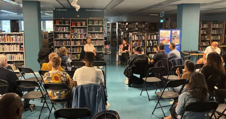 boksamtal mellan man och kvinna hålls i ett bibliotek
