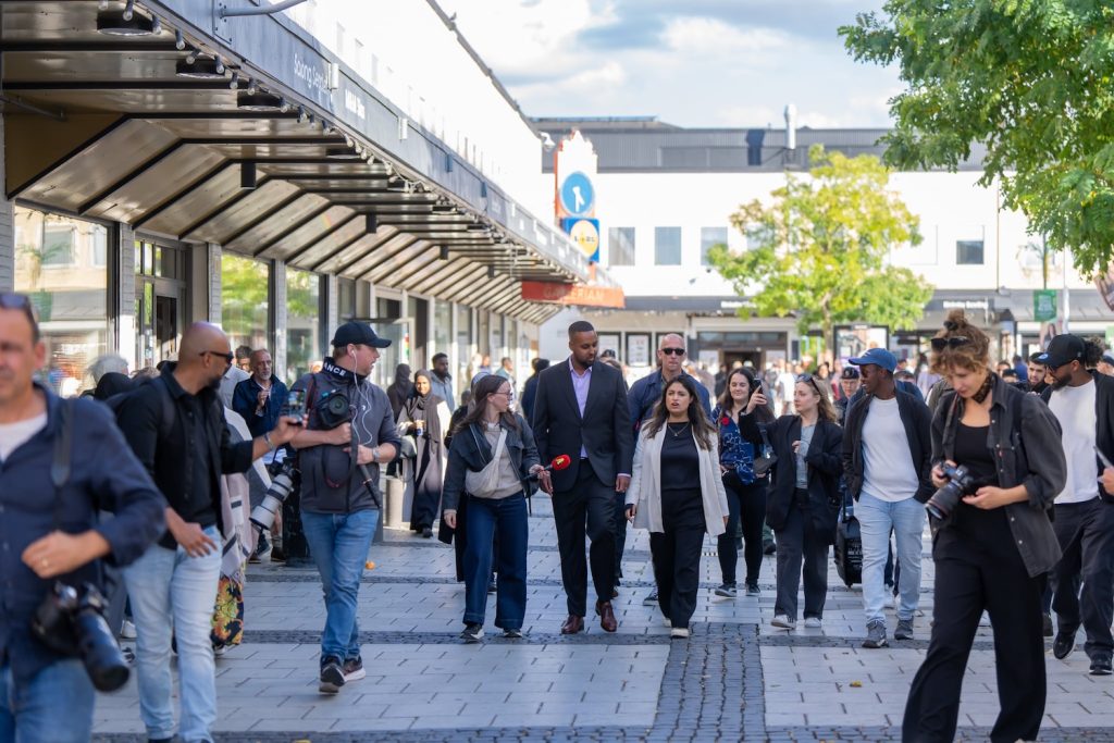 Ilyas tillsammans med Nooshi på Rinkeby torg.