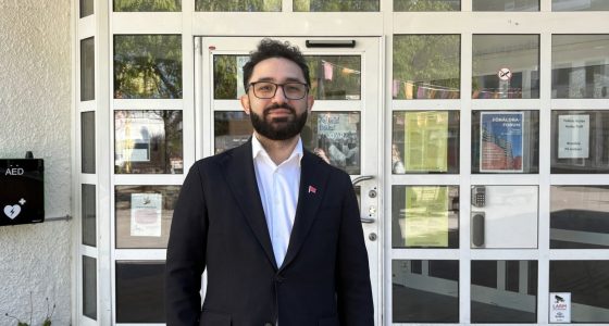 Daniel Riazat utanför Folkets Husby