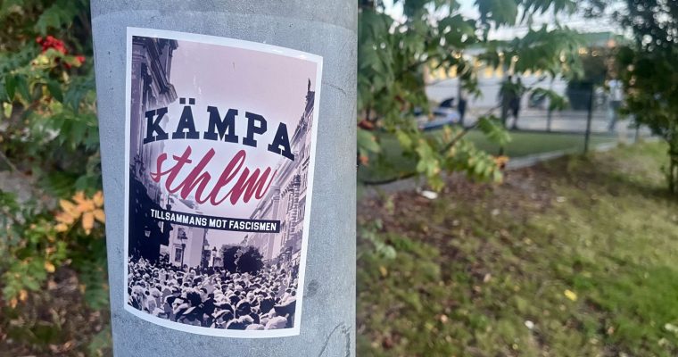 Klistermärke med texten Kämpa Sthlm tillsammans mot fascismen på en stolpe
