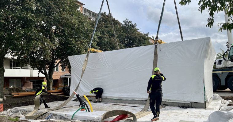 Den första av de nya tvättstugorna installeras på Stavbygränd.