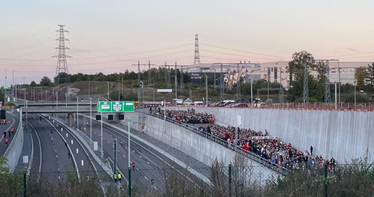 Löpare vid Förbifartspremiären den 3 oktober 2026.
