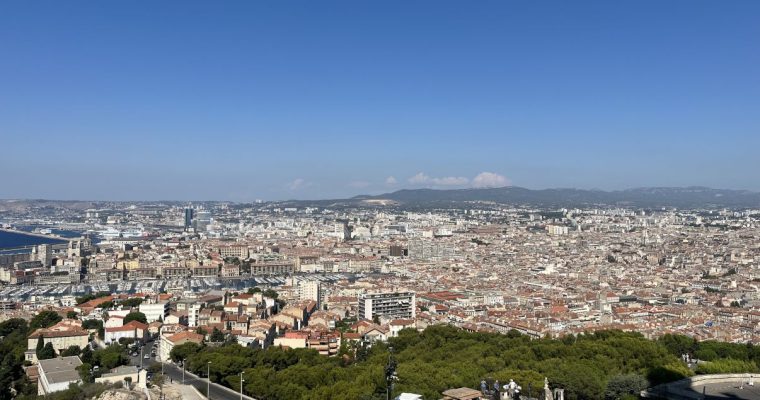 stadsvy sedd från en höjd över Marseilles stad