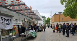 demonstration mot hyreshöjningar på ett torg
